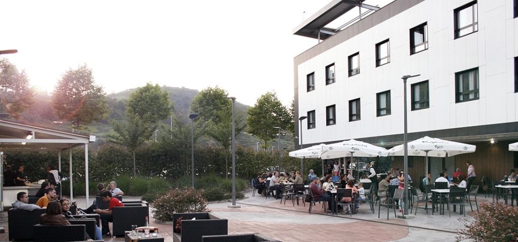 Terraza con Parrillas en el Hotel K10 - Tu Hotel Cerca de San Sebastián