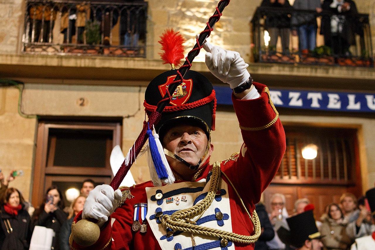 Escapada a la tamborrada de San Sebastián - Detalles de las asociaciones y sus secciones