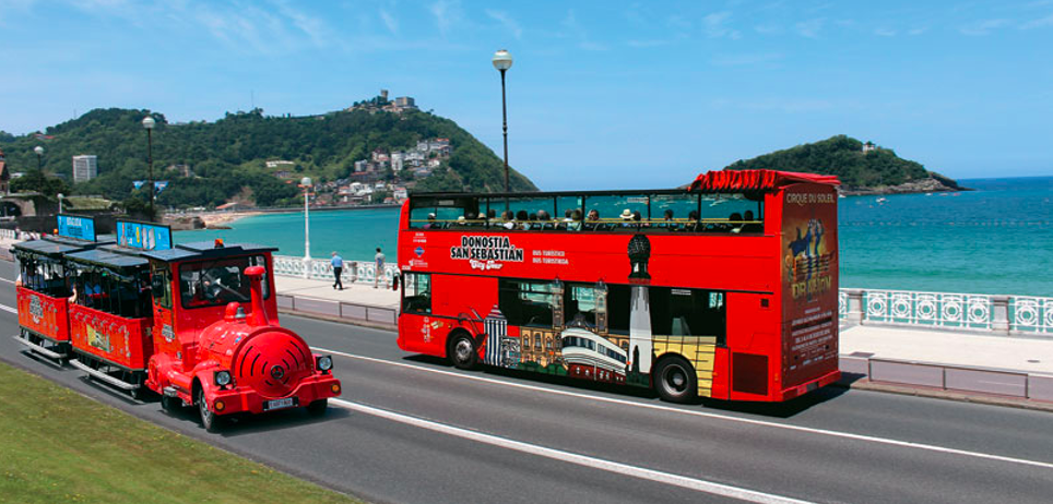 Subirse a un bus turístico - Planes con niños en San Sebastián